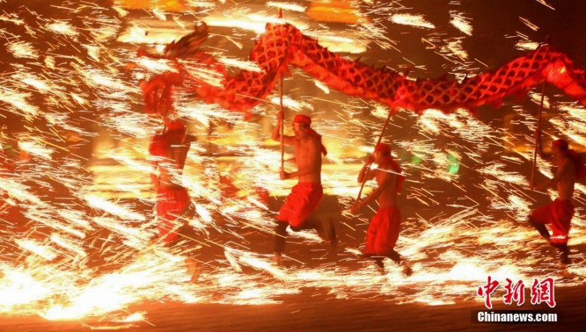 山東省台児荘で行われた「火竜鋼花」のパフォーマンス（1月13日、撮影・雍君）。