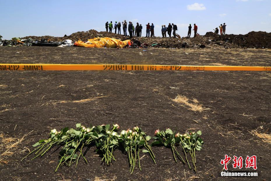 犠牲者の家族が墜落現場に手向けた花（撮影・王曦）。