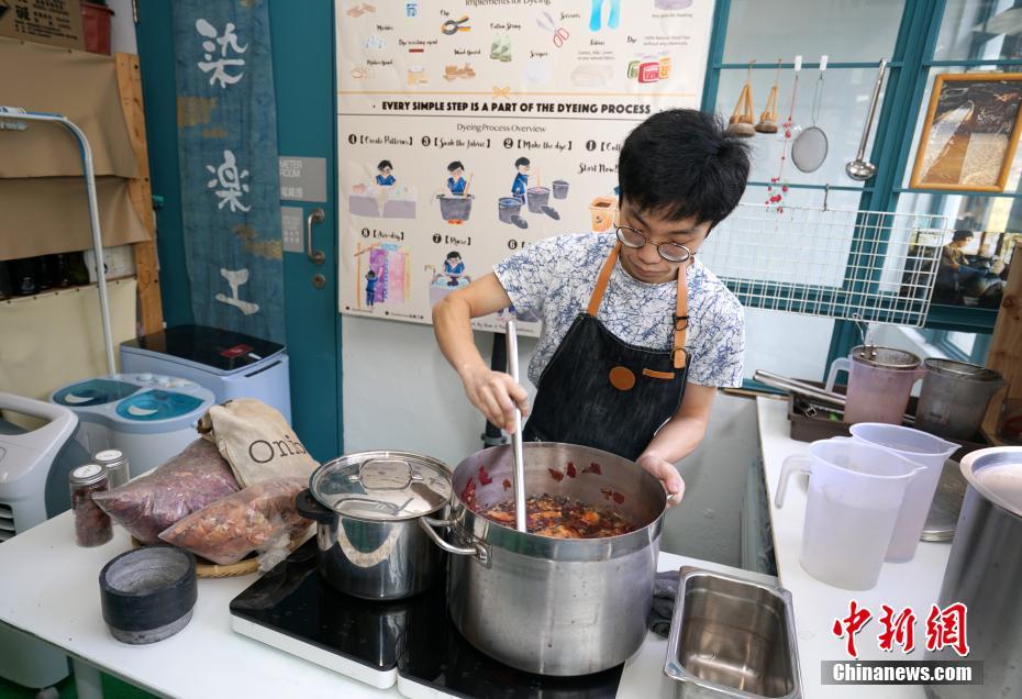 残飯を使って染め上げる香港地区の染楽工房　