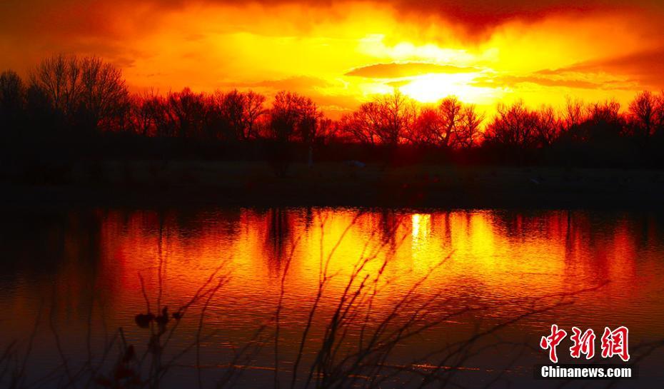 赤々と燃えるような美しい夕焼け　新疆維ウイグル自治区のエルティシ川