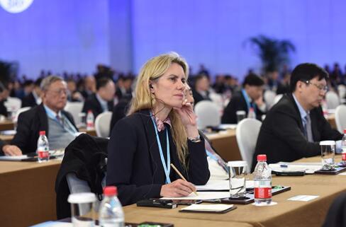 「一帯一路」企業家大会の会場で、海外の代表がゲストの発言に耳を傾けていた。（撮影：孟祥麟）