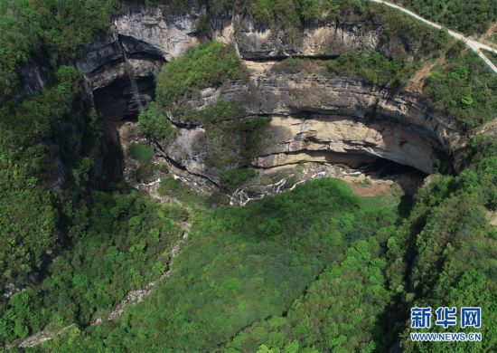 中国西北部の神秘の巨大陥没穴 深く垂直に340メートル