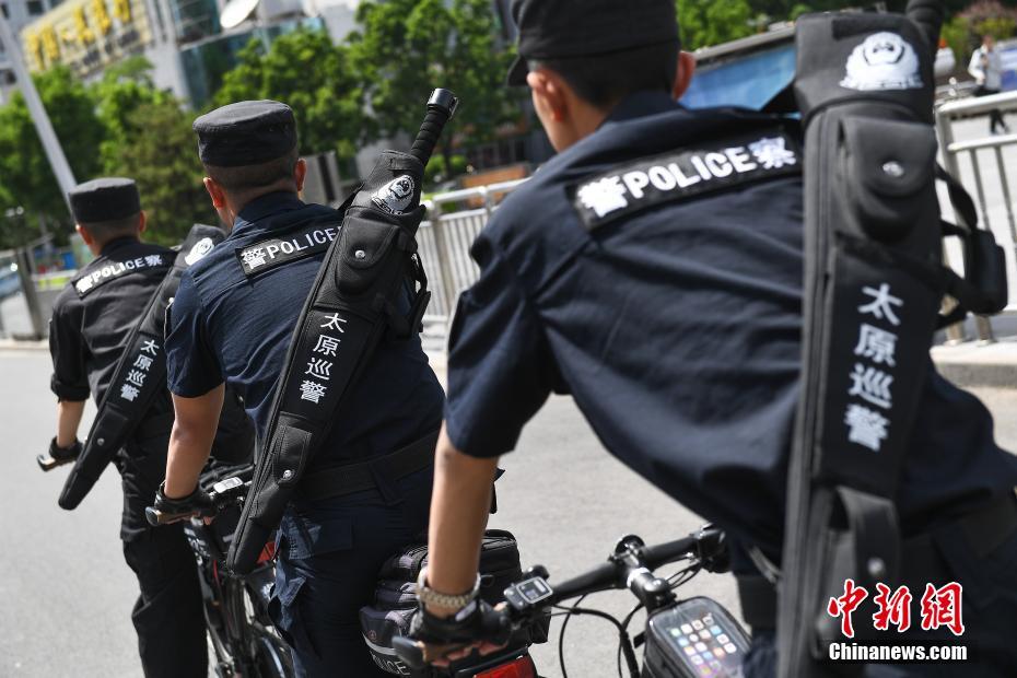 5月27日、山西省太原市内を、最新式の特殊警棒を背負ってパトロールする警官ら(撮影・武俊傑)。
