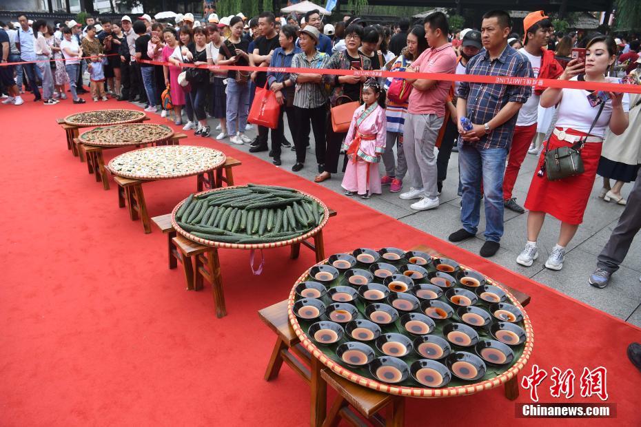 江南地方の端午節における伝統的な風習を体験　杭州市宋城景勝地