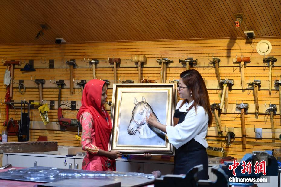 河北省の省級無形文化遺産・鉄板レリーフを受け継ぐ若い女性職人