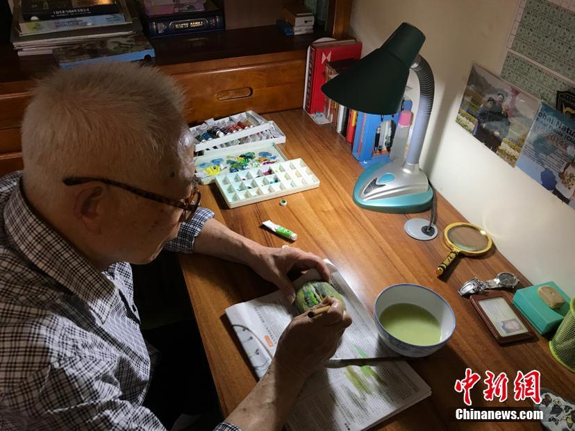 長江で拾った玉石を芸術作品に生まれ変わらせる80代男性 　重慶