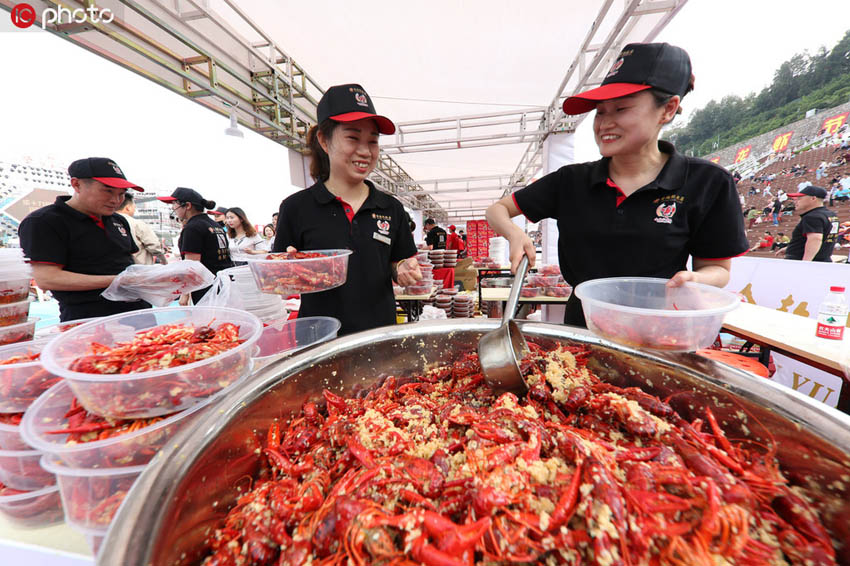 毎年恒例のザリガニフェスティバル、3万人が40トン平らげる　江蘇省