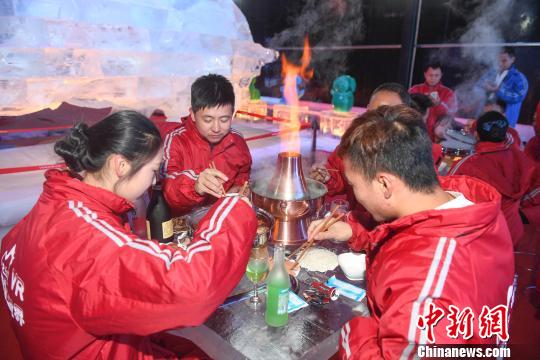 氷に囲まれた室内でアツアツの火鍋を楽しむ観光客（撮影・楊華峰）。