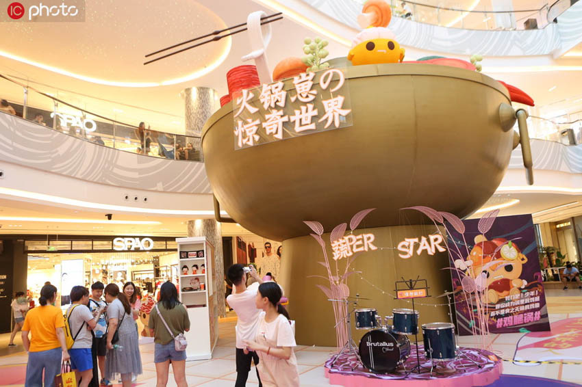 上海市のショッピングモールに登場した高さ8メートルの巨大しゃぶしゃぶ鍋のオブジェ（写真著作権は東方ICが所有のため転載禁止）。