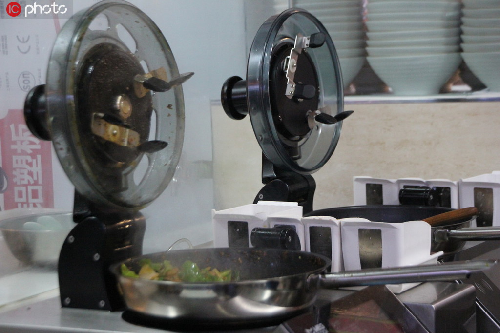 重慶のレストランに登場した調理ロボット（写真著作権は東方ICが所有のため転載禁止）。