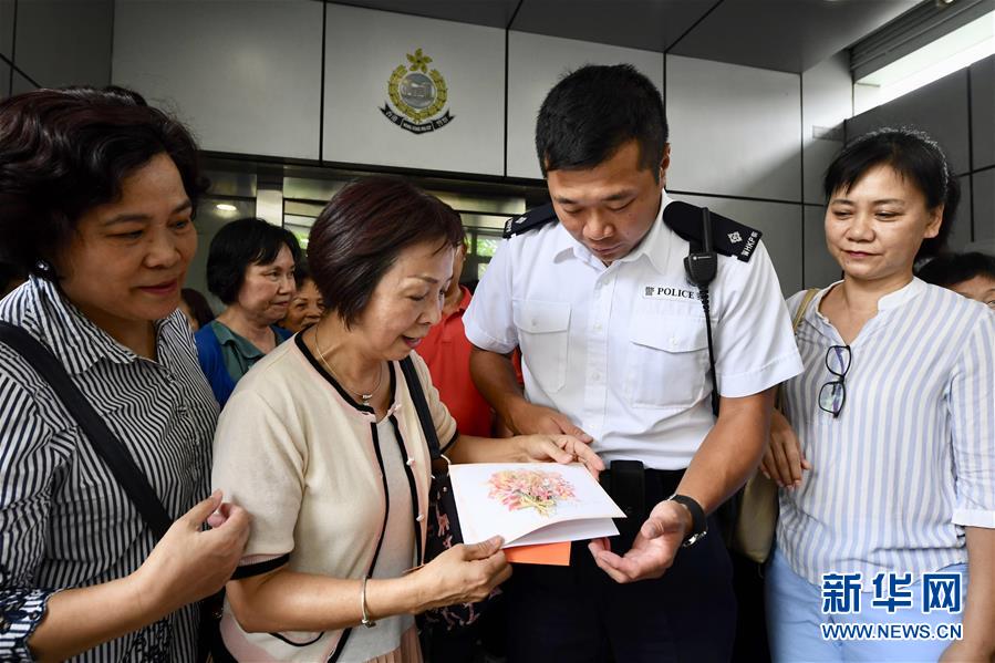 8月10日、観塘警察署で警察に慰問カードを贈る市民。（撮影・新華社記者 呂小煒）