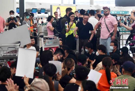 13日午後、多数のデモ参加者が手荷物カートでバリケードを築き、チェックインカウンターや手荷物検査ゲートを封鎖した香港国際空港第1ターミナルビル内の様子（撮影・麦尚旻）。