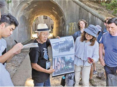 大久野島で毒ガス製造に関する歴史を説明する山内さん(左から2番目) （撮影・劉軍国）。