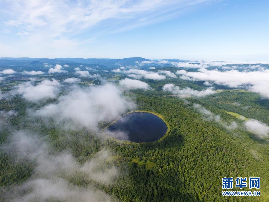 火山湖・アルシャン天池（8月14日ドローンで撮影・劉磊）。