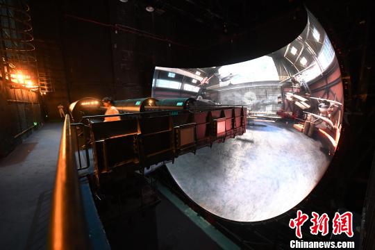 「360度スクリーン飛行シアター」で没入式5D映像を体験　広州