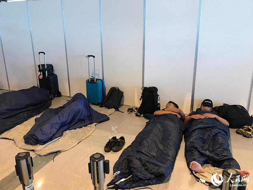成田空港で足止めされ、寝袋で一夜を明かす観光客（撮影・人民網日本駐在記者・滕雪）。