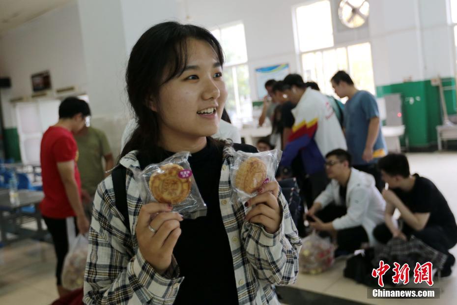 陝西省の大学、校章がデザインされた月餅を学生に配って中秋節祝う