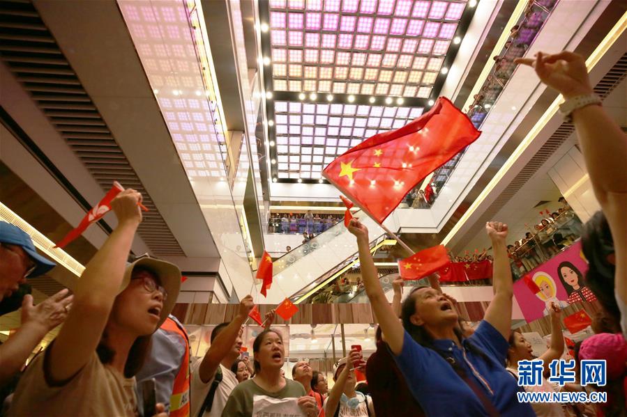 香港地区の牛頭角にあるショッピングモールの淘大商場で国家を斉唱する香港市民たち（撮影・盧燁）。