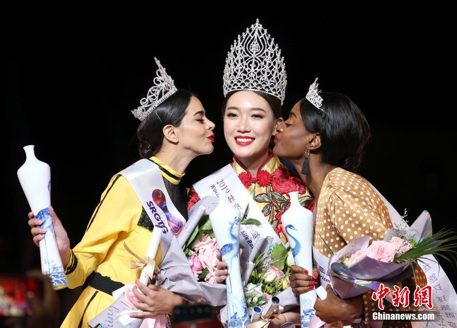 優勝を手にした中国の朱文睿さん（写真中央）と2位のベネズエラの美女（写真左）と3位の3位は赤道ギニアの美女（写真右、撮影・鐘欣）。