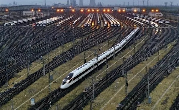 天津の高速鉄道用停車場を発車する「復興号」（資料写真）。