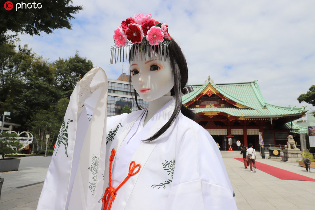 アイドルロボと人間のコラボによる巫女舞奉納　東京