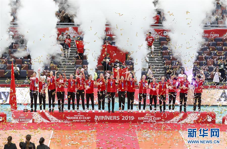 W杯表彰式で優勝祝う中国女子バレーチーム　大阪