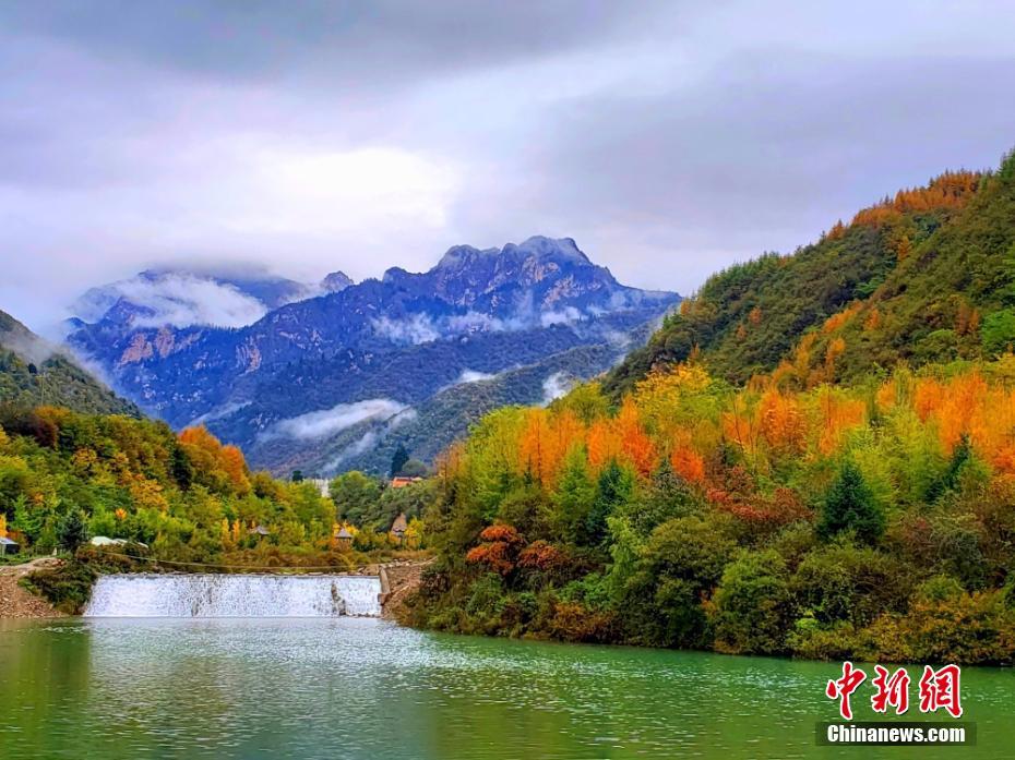 春に勝る絶景！宕昌官鵝溝の「五色」の秋景色　甘粛省