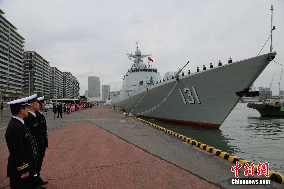 間もなく東京の晴海埠頭を出港する中国海軍のミサイル駆逐艦「太原」（撮影・李宇）。