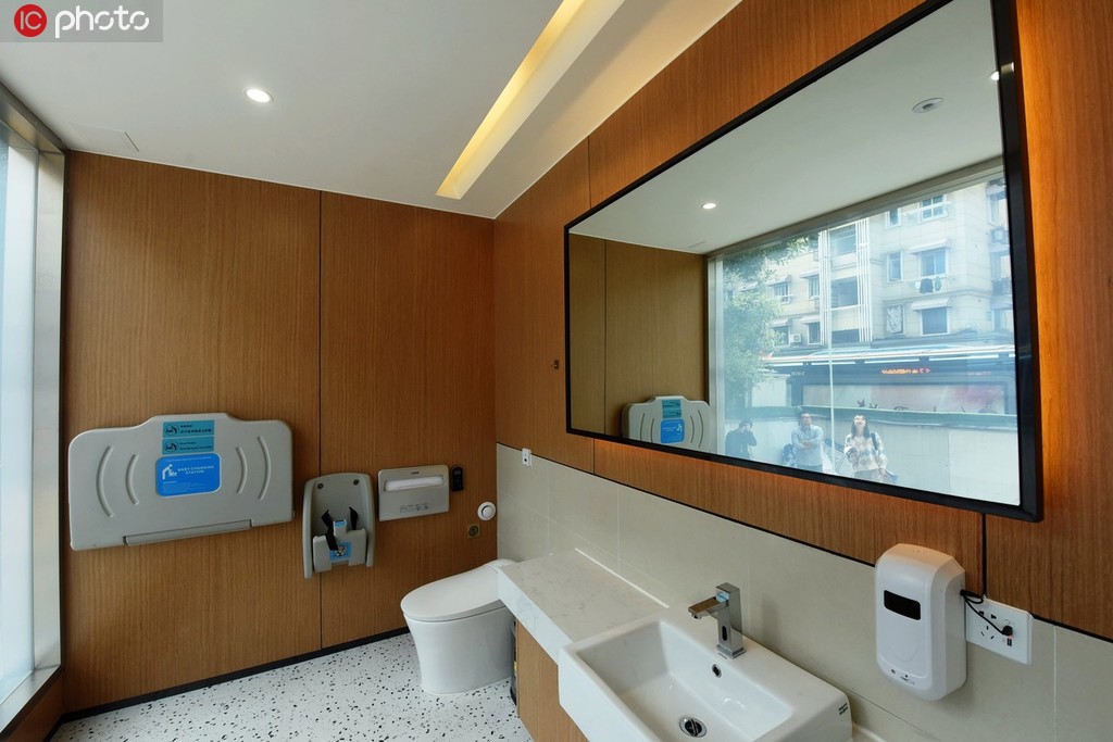 杭州市下城区武林路で試験的な運用をスタートした5G公衆トイレ（写真著作権は視覚中国が所有のため転載禁止）。 