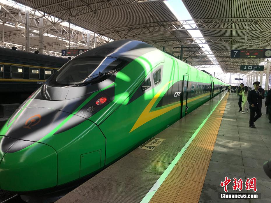 高速鉄道復興号の新型列車「緑巨人」（撮影・李淑娟）。 