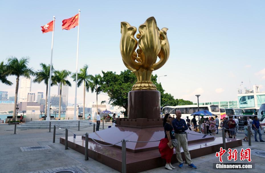 10月23日、香港の金紫荊広場で記念写真を撮る何人かの中国本土からの観光客（撮影・張煒）。