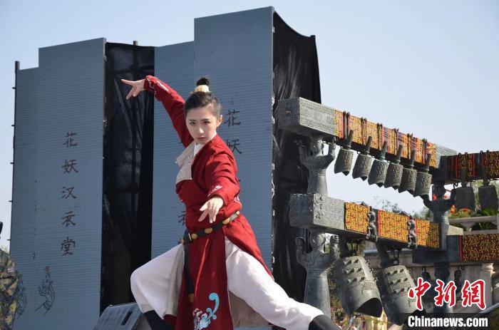 中国伝統服の魅力を披露するパフォーマンス（画像提供・知津文化教育）