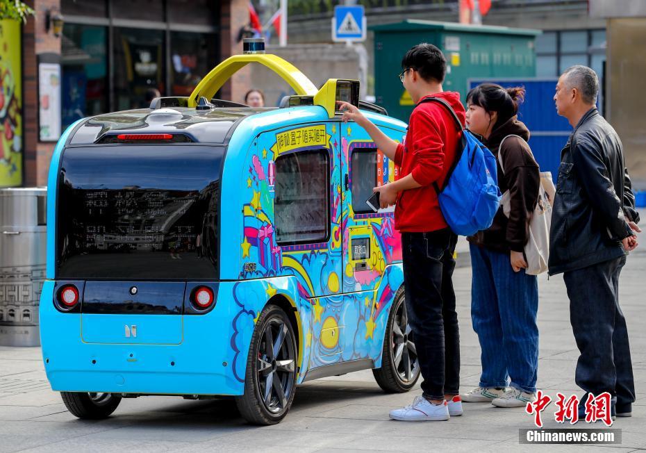 5G無人運転販売車が武漢の歩行者天国に登場　湖北省