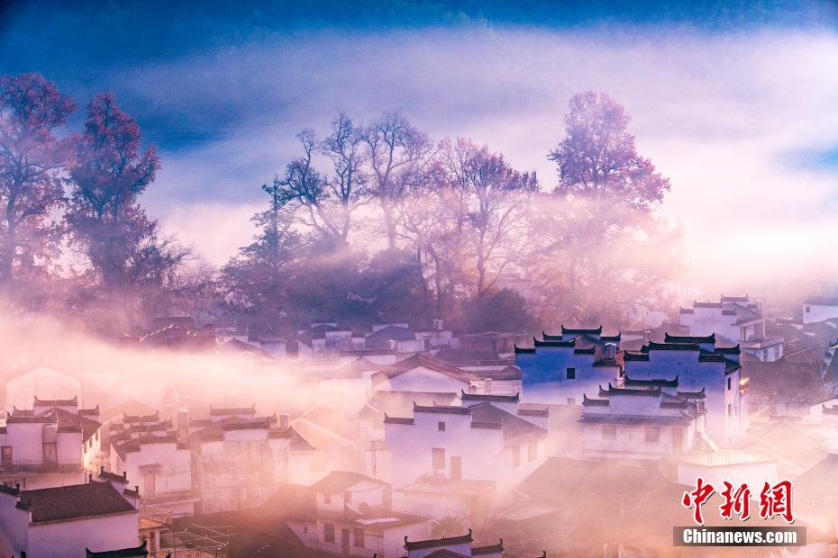 靄に包まれ水墨画のような風景広がる江西省の村