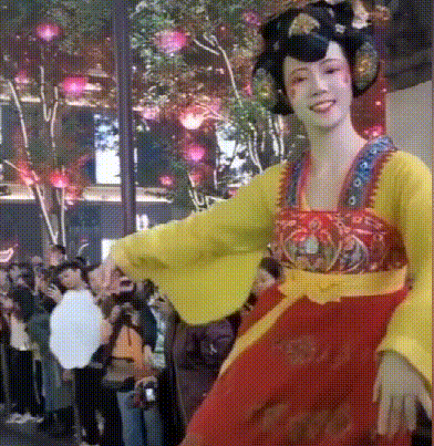 おきあがりこぼしパフォーマーの美女が大人気！　陝西省西安市