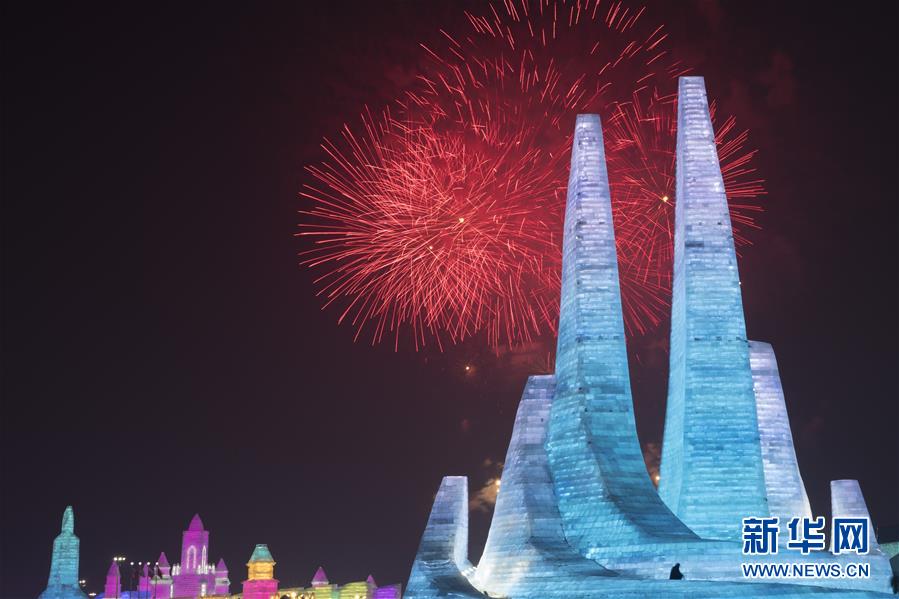 1月5日、氷雪大世界パークで氷雪祭りの開幕を祝って打ち上げられた花火（撮影・張涛）。