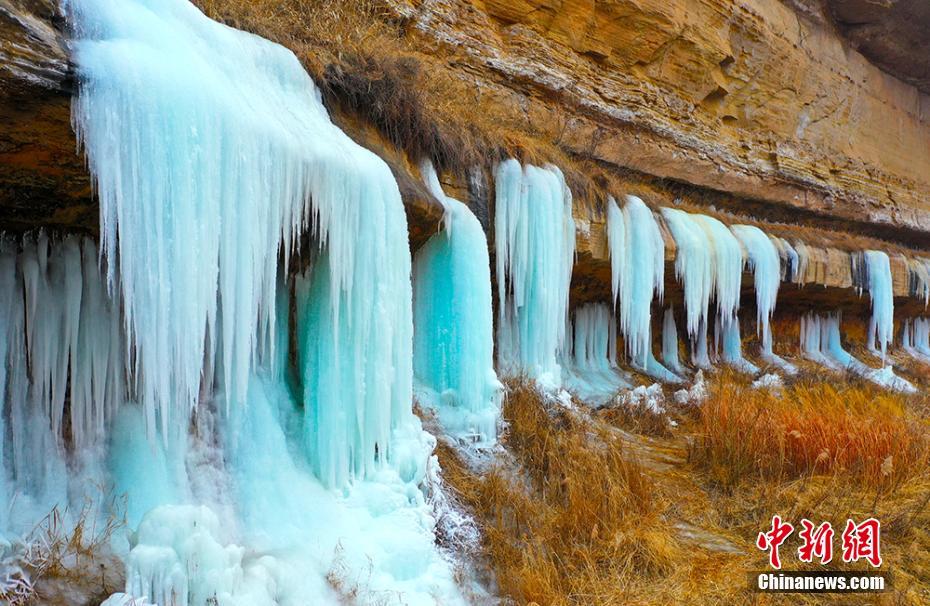 黄土の谷間に出現した大規模な「氷瀑」。 