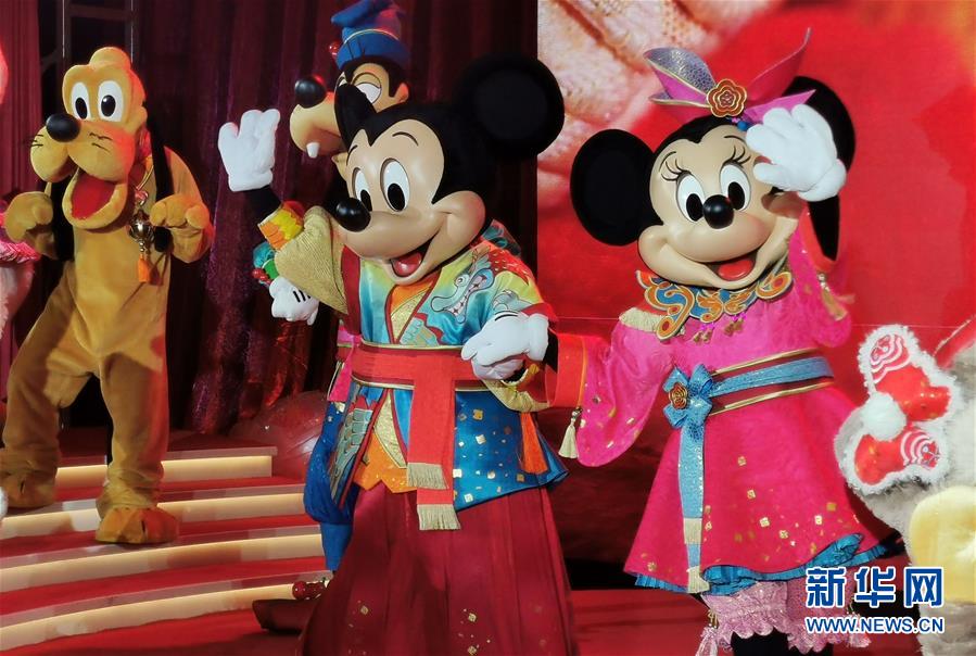 1月9日、鼠年の春節に合わせて作られた特製の新衣装で登場したミッキーマウスとミニーマウス（撮影・任瓏）。
