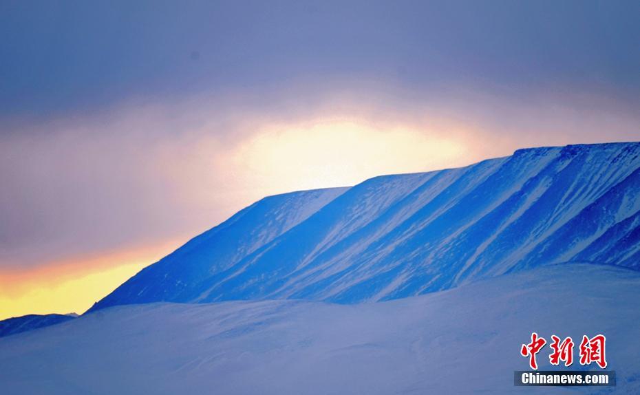 冬の新疆巴音布魯克草原に広がる幻想的な光と影の世界（撮影・肖永浩）。