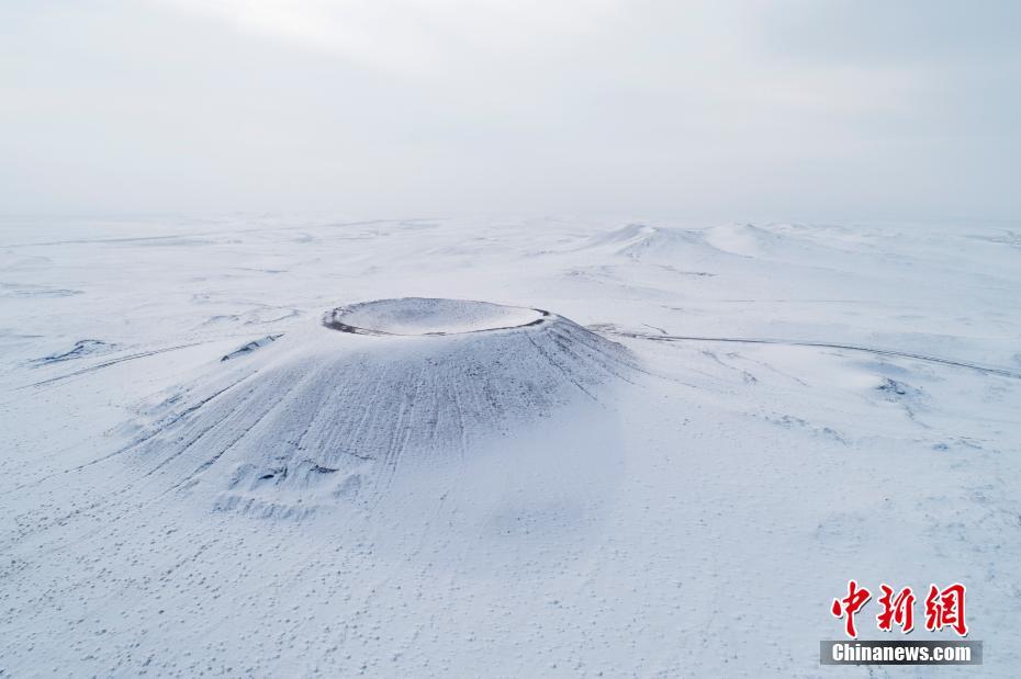 1月19日、ドローンが撮影した烏蘭哈達火山群の火山（撮影・王正）。 