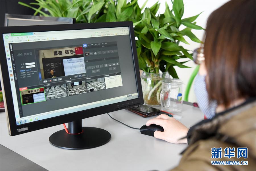 2月3日、烏魯木斉（ウルムチ）市第一中学・高校経済開発区キャンパスで、講義内容の動画を録画作成する情報センター担当教員の王瑶先生（撮影・丁磊） 。