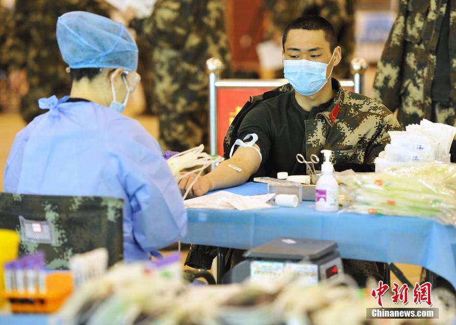 2月22日、新疆ウイグル自治区ウルムチ市血液センターのスタッフが武装警察新疆総隊のある支隊を訪問し、武装警察官350人が献血。献血量は7万ミリリットルに（撮影・劉新）。