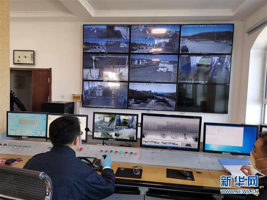 4月12日、綏芬河税関コンテナ監視測定システムのビデオ端末監視制御室で、ロシアからのトラックの車体と貨物をスキャンする職員（撮影・王建）。