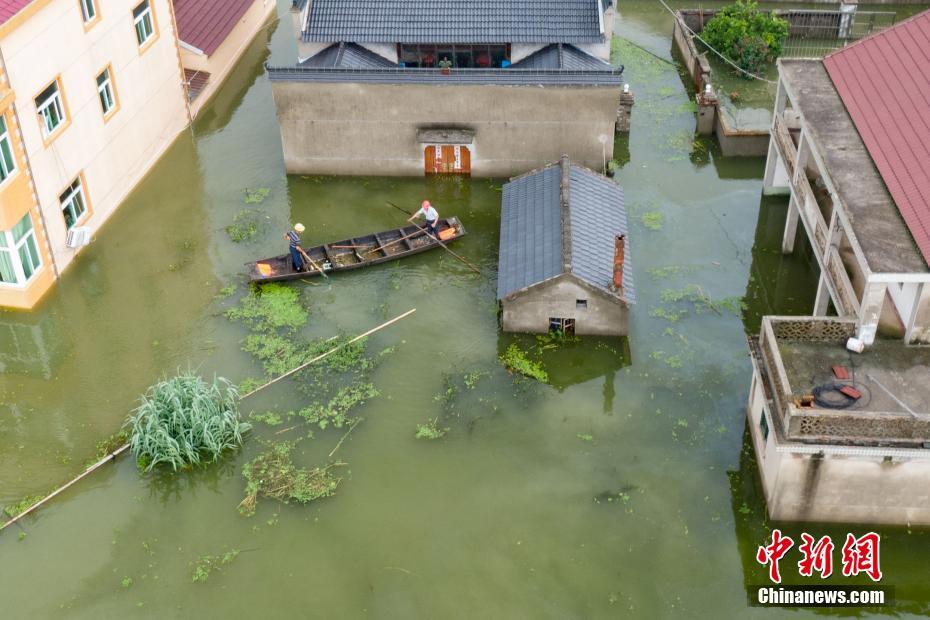 7月19日、南京石臼湖の水位上昇で浸水した南京市溧水区と鳳鎮張家社区（コミュニティ）の一部家屋（撮影・泱波）。