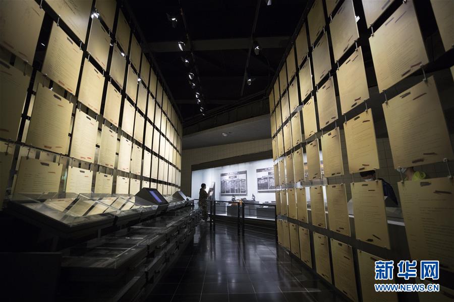 8月13日、中国侵略日本軍第731部隊罪証陳列館を見学する人々（新華社より、張涛撮影）