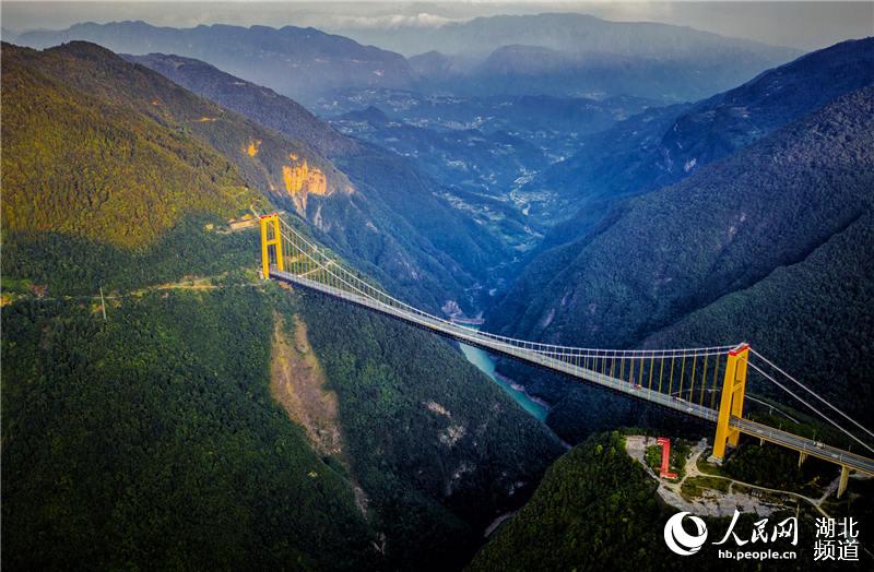 上空から捉えた「天の橋」四渡河大橋　湖北省