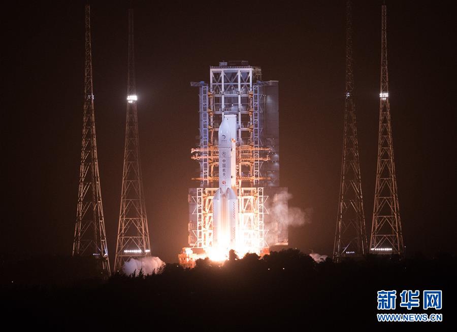 「長征5号遥5」キャリアロケットが24日午前4時30分、中国文昌航天発射場で打ち上げられた。探査機「嫦娥5号」を月遷移軌道に送り込む（撮影・金立旺）。