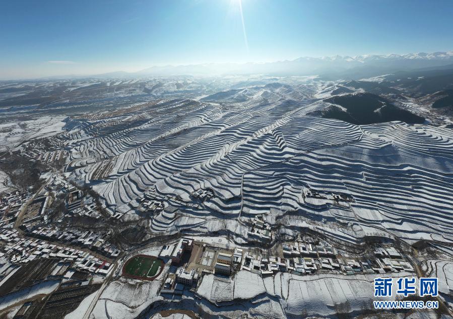 12月7日、甘粛省天祝蔵（チベット）族自治県大紅溝鎮に広がる棚田の雪景色（ドローンによる撮影・姜愛平）。