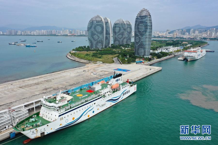 海南省の三亜鳳凰島国際クルーズ港に停泊するクルーズ船「長楽公主」号（写真左）と「南海の夢」号（ドローンによる撮影・郭程）。