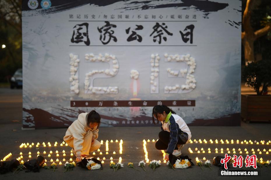蝋燭の光を灯し、南京大虐殺で犠牲となった人々を弔う南京農業大学の学生たち（撮影・泱波）。